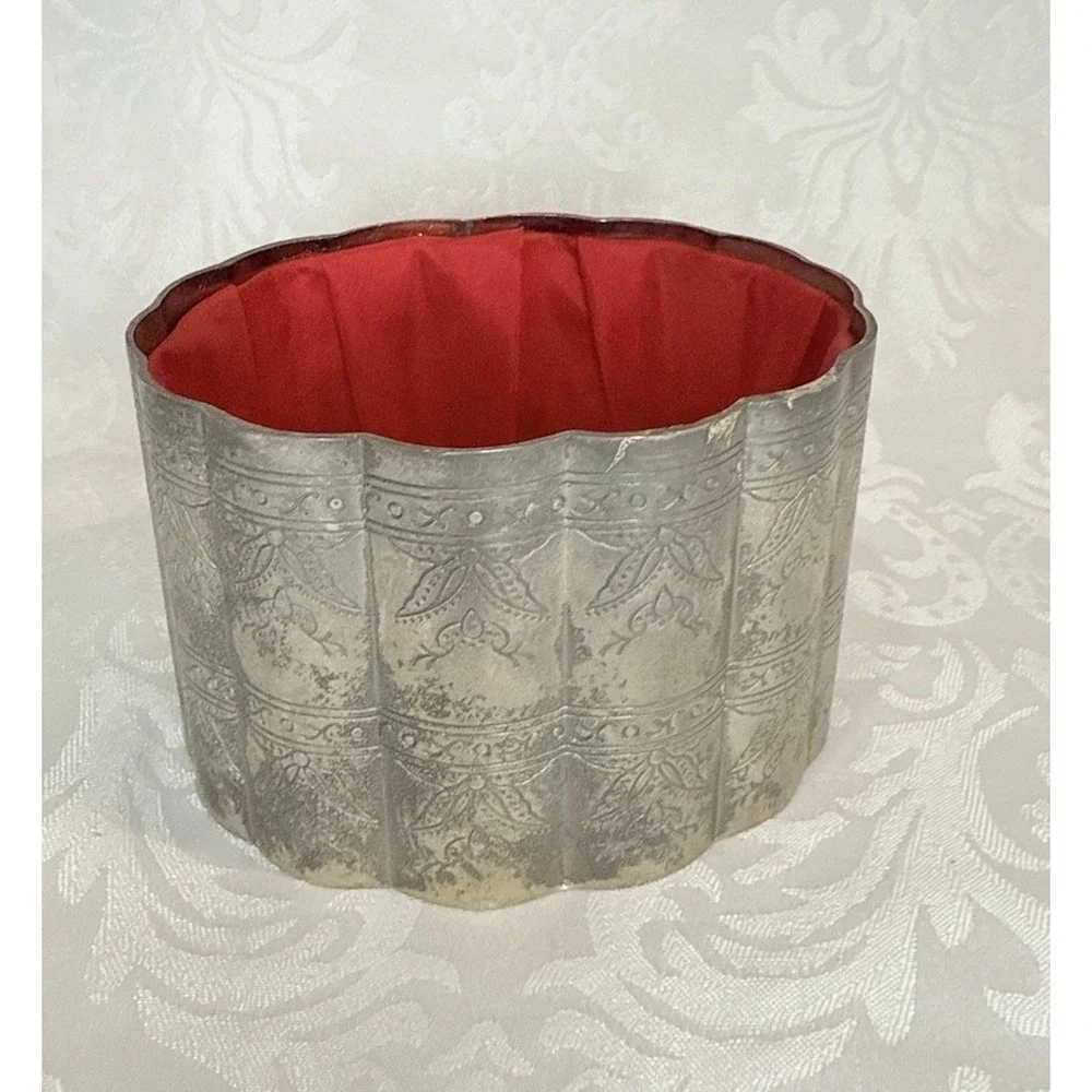 Vintage Silver Plated Scalloped Red Silk  Lined Jewelry vanity Box No‎ Lid